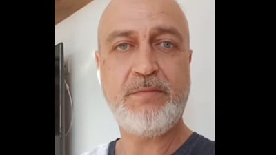 ”Avem de ales între a mânca, cel puțin 5 ani, salată sau rahat.” Mesajul solistului unei cunoscute trupe pentru românii nehotărâți înaintea turului doi VIDEO