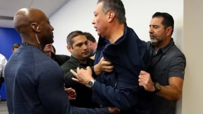 În Statele Unite, ca-n Rusia. Cine nu-i cu Trump e împotriva lui. Un senator american a fost bruscat și încătușat pentru că a vrut să pună o întrebare la o conferință de presă VIDEO