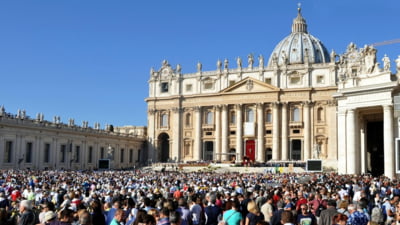 Începe procesul de alegere a noului Suveran Pontif: cardinalii electori au ajuns la Roma - Când ar putea ieși fum alb