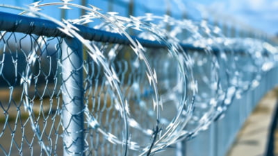 Închisoare pe viață pentru proxeneții care au torturat două surori din Oradea. Cadavrul uneia dintre fete, găsit într-un geamantan