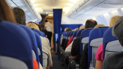 "Aveți grijă!" O însoțitoare de bord avertizează asupra unui motiv înfricoșător pentru care nu ar trebui niciodată să schimbi locul cu un străin în avion
