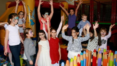 "De ce nu-mi las copiii să meargă la petreceri de zile de naștere”. Anunțul unei mame a stârnit controverse: "Cred că multe alte familii simt la fel"