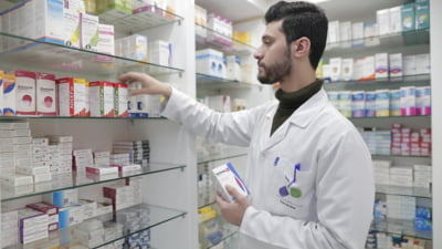 "Murim cu zile". Criza economică va aduce o explozie a prețurilor la medicamente. Oamenii își fac deja stocuri speriați de ce îi așteaptă