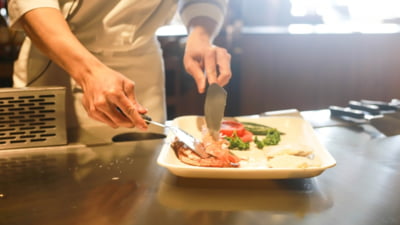 14 lucruri pe care să le eviți la restaurant, potrivit unui bucătar celebru. Pâinea de casă și o salată foarte populară, pe listă
