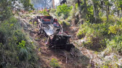 21 de oameni au murit după ce autobuzul în care se aflau s-a prăbușit într-o prăpastie. Unde a avut loc groaznicul accident FOTO