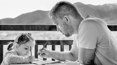 6 lucruri pe care copiii le observă clar fără ca adulții să-și dea seama. Cum percep criticile despre celălalt părinte: "Poate crezi că ești subtil când dai ochii peste cap"