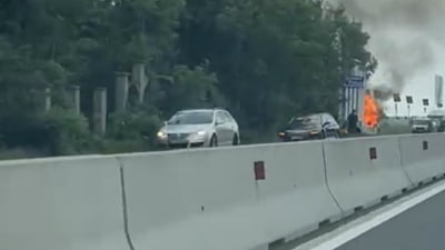 Accident grav pe DN1. O maşină a luat foc după ce a lovit o bornă kilometrică FOTO