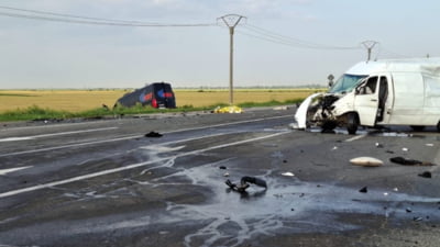 Accident mortal, la Brăila. O autoutilitară și un microbuz în care se aflau 12 pasageri s-au ciocnit violent