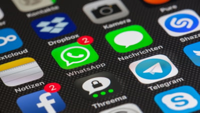 Adolescenții și-au creat un limbaj secret pe Whatsapp, iar părinții nu aveau nicio șansă să-l înțeleagă. Ce semnifică mesajele codate