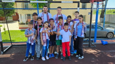 Alex Dobre si Denis Ciobotariu, curieri pentru o zi de 1 iunie!