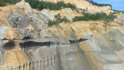 Alunecare de teren la cariera Tismana: 20 de hectare de pădure au îngropat banda de transport cărbune