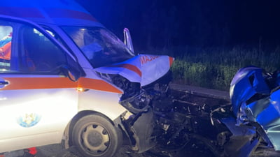 Ambulanță implicată într-un accident în Bistrița Năsăud. Șoferul și asistenta au fost răniți