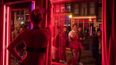 Amsterdamul vrea să mute cartierul roșu într-un „centru erotic” de cinci etaje, stârnind proteste și critici din partea comunității și a lucrătorilor sexuali