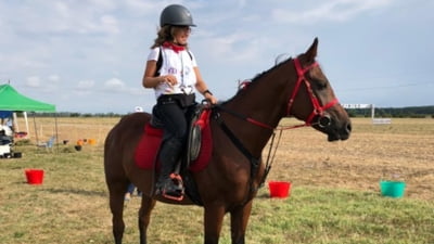 Anduranță extremă la 15 ani. Tânăra merge 120 de kilometri pe cal: ”M-a mușcat de cap, s-a gândit ea că e o idee bună”