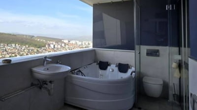 Apartament cu WC-ul pe balcon, la închiriere pentru Untold. „În Caraibe plătești în plus pentru asta”
