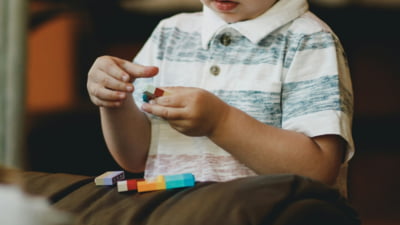 Aproape 2.000 de cazuri de abuz sexual asupra copilului, înregistrate anul trecut în România. Soluțiile propuse de Organizația Salvați Copiii