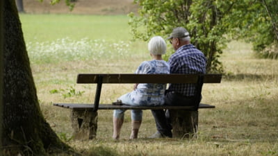 Aproape un milion de pensionari trăiesc un indemnizația minimă de la stat. Iar numărul lor continuă să crească. Cât primesc oamenii, după o viață de muncă