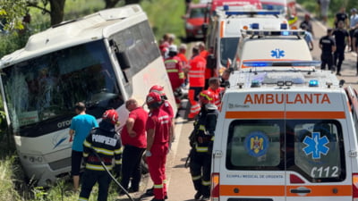 Autocar cu 12 persoane răsturnat. Un bărbat și o femeie au fost preluați de urgență de salvatori FOTO VIDEO
