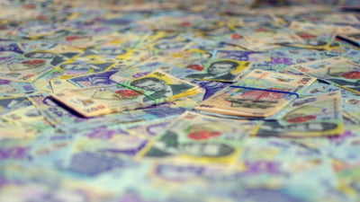 Avertismentul lansat de un analist economic: "În maximum 20-30 zile, cursul trece lejer de 6 lei, inflația sare peste 15%, se blochează totul financiar. Stingem lumina"