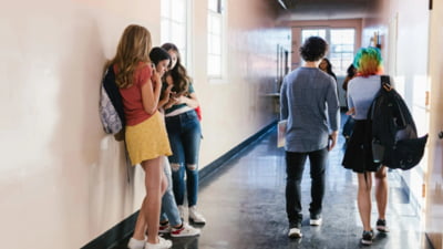 Bărbat reținut după ce i-a dat droguri unei eleve de 14 ani, în curtea unei școli. Adolescenta a fost găsită inconștientă în baia unității de învățământ