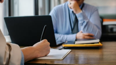 Bani de la stat: 3.000 de lei pentru tineri, timp de 1 an. Guvernul care își propune să motiveze noua forță de muncă