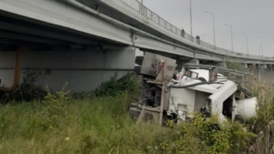Betonieră prăbușită în gol de pe podul din Agigea. Șoferul, transportat cu elicopterul SMURD la Spitalul Judeţean Constanţa