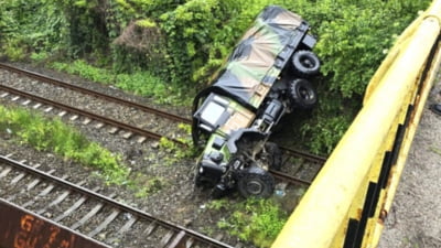 Blestemul lui Simion? Camion al trupelor franceze din România, răsturnat pe calea ferată, în Vâlcea. Doi militari au fost răniți
