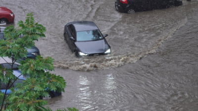 Blocaj pe A3, Bucureşti - Ploieşti, după furtună. Apa Nova anunță că în Capitală precipitațiile au depășit şi 120 l/mp. La așa ceva se ajunge o dată la 100 de ani VIDEO FOTO