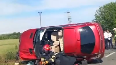 Carambol groaznic cu trei mașini pe un drum județean din Arad. Pompierii au găsit 6 victime. Un copil și două femei erau în stare de inconștiență.