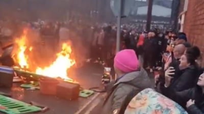 Casele unor români din Irlanda de Nord, vandalizate de protestatari. Violențele au izbucnit după ce doi băieți de 14 ani ar fi atacat o adolescentă VIDEO