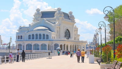 Cazinoul din Constanța, vandalizat la două săptămâni după inaugurare. Unii dintre vizitatori au smuls foița de aur de pe pereți și i-au lovit cu picioarele