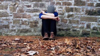 Cazul tulburător al copilului ținut într-un grajd și hrănit cu pufuleți. Mama l-a părăsit și îl acuză pe tată că e interesat doar de alocația și ajutorul de handicap ale fiului