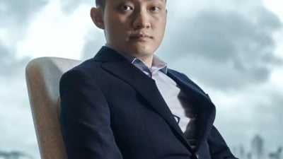 Ce caută un oligarh cripto chinez la masa lui Trump? Justin Sun, investitorul cu dosar penal, a băgat zeci de milioane de dolari în cripto-proiectele familiei președintelui SUA