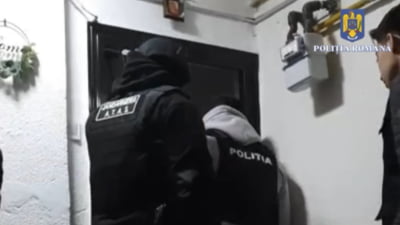 Ce se întâmplă când mascații ajung la adresa greșită: ”Ne-am trezit cu bubuituri şi lovituri în uşă, loveau ușa cu berbecul” VIDEO