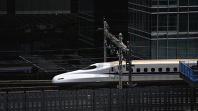 Cea mai aglomerată cale ferată rapidă din Japonia, blocată de un șarpe. Pe linia respectivă circulă zilnic 370 de trenuri