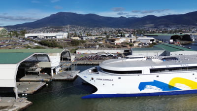 Cea mai mare navă electrică din lume a fost construită în Tasmania. Este lungă de 130 de metri și va transporta până la 2.100 de pasageri și 225 de vehicule