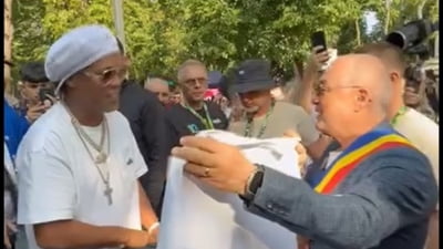 Celebrul Ronaldinho a ajuns în România. Ce cadou a primit de la primarul Emil Boc VIDEO