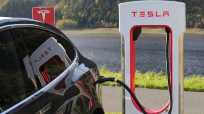 China trage în sus vânzările globale de mașini electrice. România, în schimb, frânează