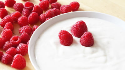 Cinci experți în nutriție au fost întrebați cum aleg cel mai sănătos iaurt. Toți au spus același lucru