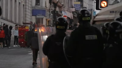 Ciocniri violente pentru a doua noapte în Irlanda, unde doi adolescenți români sunt acuzați că au agresat sexual o fată VIDEO