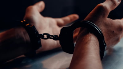 Clopotarul unei biserici din România și-a violat nepoata timp de zece ani. Ororile au început când fata avea doar nouă ani