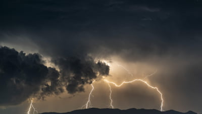 Cod galben de furtuni, cu vijelii și grindină în jumătate de țară. Cum va fi vremea în Capitală HARTĂ