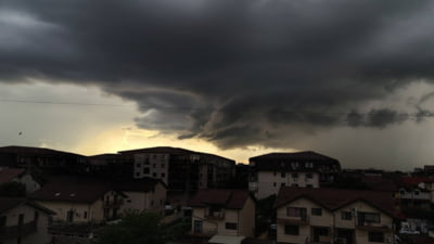 Cod portocaliu de furtună în Bucureşti. A fost transmis mesaj RO-Alert