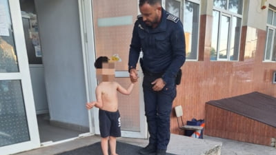 Copil de 4 ani, găsit aproape gol pe o stradă din Botoșani. Le-a spus polițiștilor că a căzut de la etajul 1 al blocului în care locuia