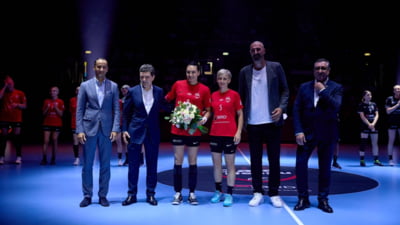 Cristina Neagu şi-a luat rămas-bun de la handbal cu mii de fani alături. Momente emoționante la Sala Polivalentă