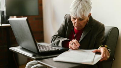 Cum a ajuns o femeie să muncească la 88 de ani din cauza unor decizii proaste pe care le-a luat. "Sunt îngrijorată de viitorul meu, dar ține de mine să fac ceva în privința asta"