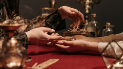 Cum a fost înșelată o tânără cu 160.000 de euro de o „tămăduitoare”. Ce pretindea femeia că poate să facă