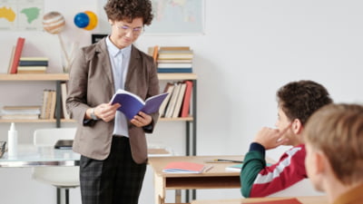 Cum le explică o profesoară de istorie elevilor ce este democrația. Comparații simple între „atunci” și „acum”