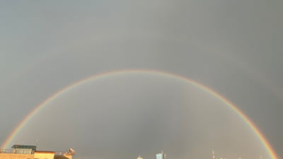 Curcubeu deasupra Bucureștiului în seara finalei prezidențiale dintre Nicușor Dan și George Simion FOTO