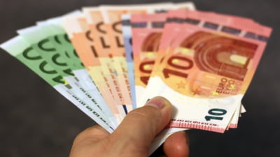 Deciziile românilor după ce euro a atins un maxim istoric: "Nu știu dacă am făcut bine sau doar m-am panicat"